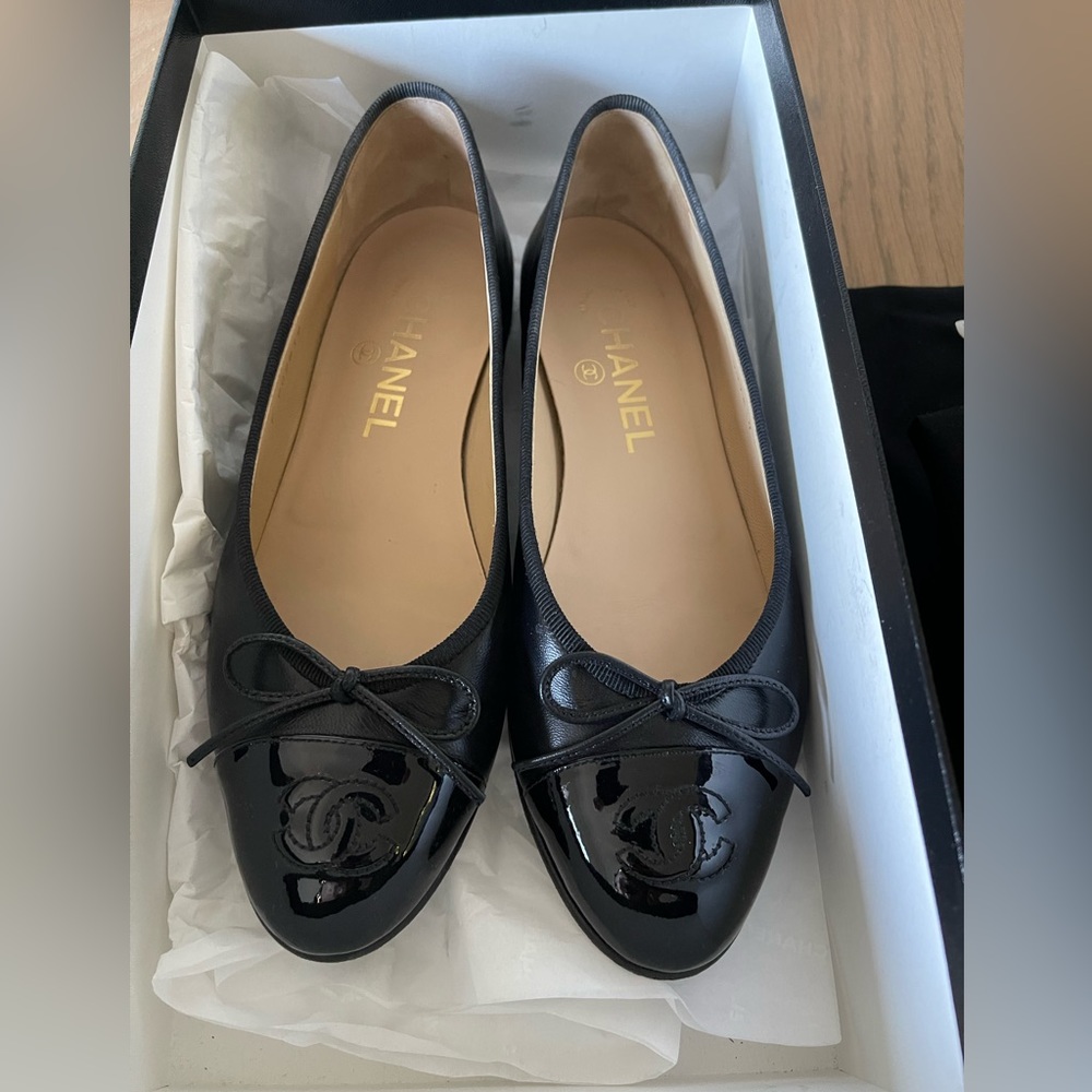 CHANEL 26S BALLET FLATS IN BURGUNDY RED CALFSKIN WITH PINK TOE CAP AND BOW main image 1